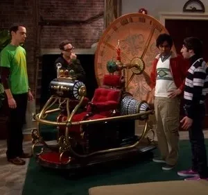 Quatro homens curiosos em um apartamento observam uma máquina do tempo steampunk com assento vermelho e grande relógio.