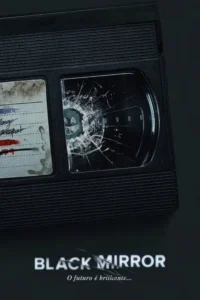 Fita VHS preta, gasta e suja. O vidro frontal está quebrado em cacos, revelando um rosto sorridente sinistro por trás. Clima distópico.