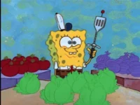 Personagem esponja amarela sorrindo, segurando uma espátula como espada num mercado com vegetais coloridos.