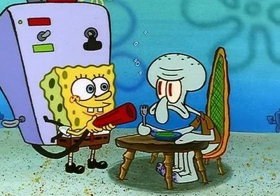 Esponja amarela sorridente com megafone e máquina, perturbando polvo azul carrancudo que come à mesa no fundo do mar.