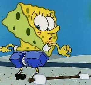 Criatura esponjosa amarela de calças azuis, com expressão chocada, olha para um palito com marshmallows em cenário subaquático.