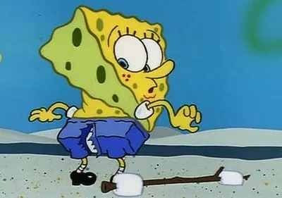 Criatura esponjosa amarela de calças azuis, com expressão chocada, olha para um palito com marshmallows em cenário subaquático.