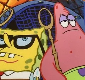 Dois personagens animados seguram redes. Um amarelo de óculos parece sério, e um rosa ao lado parece aborrecido.