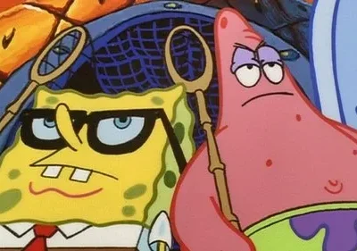 Dois personagens animados seguram redes. Um amarelo de óculos parece sério, e um rosa ao lado parece aborrecido.