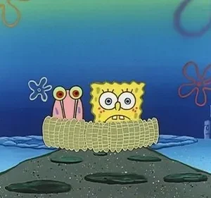 Personagens animados, um quadrado amarelo e um caracol rosa, com olhos arregalados, dentro de uma trama tubular no fundo do mar.