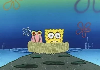 Personagens animados, um quadrado amarelo e um caracol rosa, com olhos arregalados, dentro de uma trama tubular no fundo do mar.