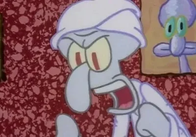 Personagem azul-claro, de pijama e touca, grita furioso. Ao fundo, uma parede vermelha com pinturas.