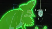 Fantasma pirata verde fluorescente encara criatura azul assustada pendurada. Cenário escuro e misterioso com tom cômico.