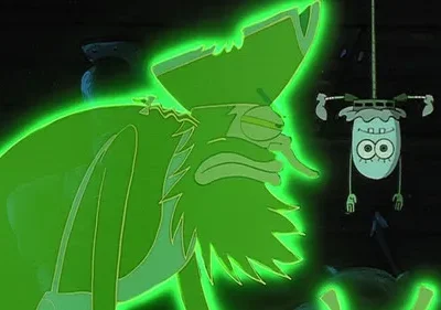 Fantasma pirata verde fluorescente encara criatura azul assustada pendurada. Cenário escuro e misterioso com tom cômico.