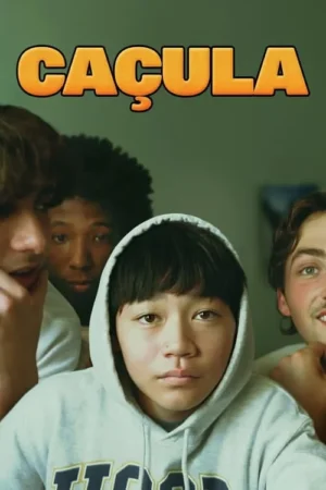 Jovem de capuz cinza no centro, olhando à frente. Três outros rapazes de diversas etnias o cercam. Fundo verde esmaecido. Clima juvenil.