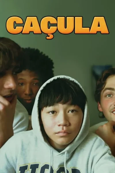 Jovem de capuz cinza no centro, olhando à frente. Três outros rapazes de diversas etnias o cercam. Fundo verde esmaecido. Clima juvenil.