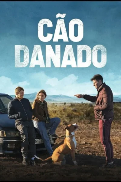 Pôster: Três pessoas e um cão caramelo em paisagem árida com carro. Um homem aponta, o cão olha. Montanhas sob céu azul.