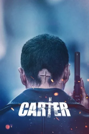 Homem de costas com uma cruz raspada na nuca, segurando uma pistola. Fundo azul acinzentado com faíscas, clima de ação.