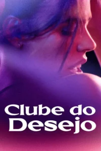 Close-up do perfil de uma mulher com cabelo solto,iluminada por tons roxos e rosa. Lábios entreabertos,clima sensual e misterioso.