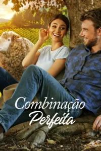 Mulher e homem sorridentes sentados à sombra de uma árvore,com uma ovelha e vinhedos ensolarados. Um clima romântico campestre.