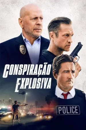 Três homens sérios (dois policiais, um com arma) em destaque sobre cenário urbano noturno com carros de polícia e ação.