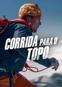 Escalador com capacete laranja e mochila, olhando à frente em montanha gelada. Clima de aventura e foco.