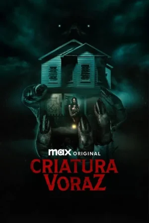 Mão monstruosa e escura segura uma casa antiga e assustadora. Mulher com lanterna no alpendre. Olhos brilhantes no céu sombrio. Atmosfera de terror.