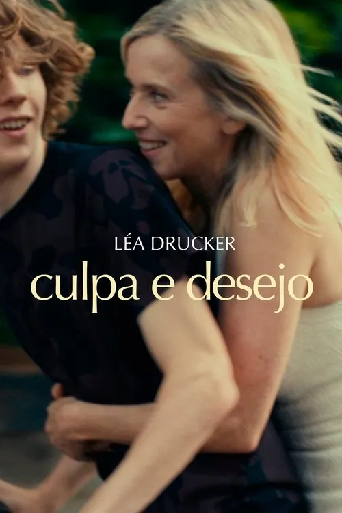 Um jovem de cabelos cacheados e uma mulher loira se abraçam intimamente, ambos sorrindo. Fundo desfocado verde natural.
