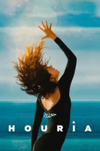 Mulher de preto,cabelos voando,braço erguido contra céu e mar azuis. Clima de liberdade e aspiração.
