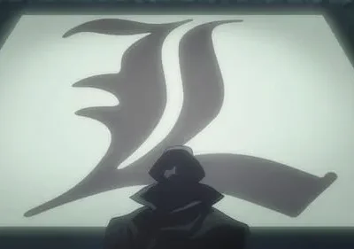 Uma figura escura encapuzada de costas observa um grande símbolo L estilizado em uma tela iluminada. Atmosfera misteriosa.