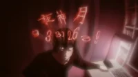 Homem de anime com olhar intenso, sentado a uma mesa com computador. Números e ideogramas vermelhos brilhantes flutuam à sua volta. Clima sombrio.