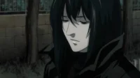 Personagem de anime de cabelo preto longo, vestindo um casaco escuro, com olhos fechados e expressão pensativa em um fundo noturno.