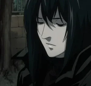 Personagem de anime de cabelo preto longo, vestindo um casaco escuro, com olhos fechados e expressão pensativa em um fundo noturno.