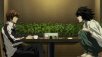 Dois personagens de anime se encaram em uma mesa de café com folhagem verde. Um sentado, outro agachado.