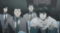 Anime: Jovem de cabelo preto bagunçado, agachado, observa intensamente. Três homens de terno sérios ao fundo. Ambiente sombrio, clima tenso.