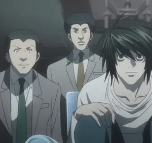 Anime: Jovem de cabelo preto bagunçado, agachado, observa intensamente. Três homens de terno sérios ao fundo. Ambiente sombrio, clima tenso.