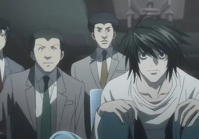 Anime: Jovem de cabelo preto bagunçado, agachado, observa intensamente. Três homens de terno sérios ao fundo. Ambiente sombrio, clima tenso.