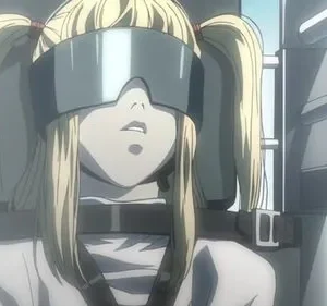 Jovem loira de rabo de cavalo e visor prateado, amarrada a uma cadeira, parece inconsciente ou angustiada.