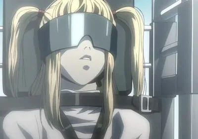 Jovem loira de rabo de cavalo e visor prateado, amarrada a uma cadeira, parece inconsciente ou angustiada.