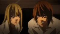 Duas figuras de anime em close-up, ambiente escuro. Mulher loira com sorriso tenso; homem de cabelo castanho com olhar sério e focado. Clima intenso.