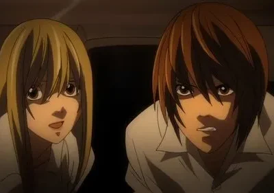 Duas figuras de anime em close-up, ambiente escuro. Mulher loira com sorriso tenso; homem de cabelo castanho com olhar sério e focado. Clima intenso.