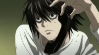 Personagem de anime pálido, cabelo preto e olhos arregalados com olheiras. Segura um telefone, com expressão de choque.