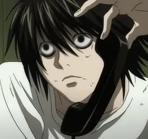 Personagem de anime pálido, cabelo preto e olhos arregalados com olheiras. Segura um telefone, com expressão de choque.