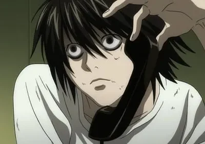 Personagem de anime pálido, cabelo preto e olhos arregalados com olheiras. Segura um telefone, com expressão de choque.