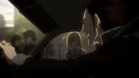 Homem ruivo sorrindo maliciosamente ao lado de mulher loira assustada em carro. Pessoas observam no fundo. Clima tenso.