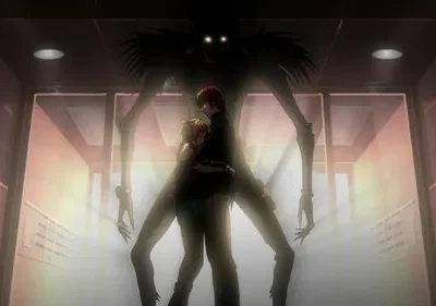 Dois jovens se abraçam em um corredor escuro, enquanto uma criatura sombria e alta com olhos brilhantes os observa. Luzes dramáticas.