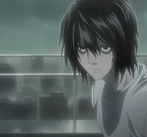 Jovem de cabelo preto bagunçado e olheiras intensas, olhando seriamente em um telhado de cidade chuvoso e cinzento.