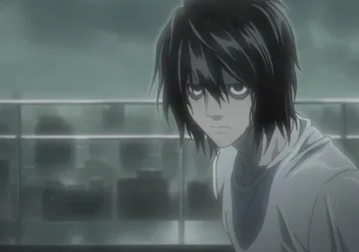 Jovem de cabelo preto bagunçado e olheiras intensas, olhando seriamente em um telhado de cidade chuvoso e cinzento.