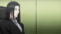 Personagem anime sério, cabelo preto longo e terno escuro, sentado. Fundo de parede verde-clara simples. Clima formal.