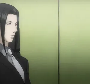 Personagem anime sério, cabelo preto longo e terno escuro, sentado. Fundo de parede verde-clara simples. Clima formal.