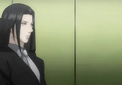 Personagem anime sério, cabelo preto longo e terno escuro, sentado. Fundo de parede verde-clara simples. Clima formal.