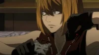 Anime: Jovem de cabelo loiro e olhos arregalados, vestindo luvas pretas, segura um chocolate com expressão intensa.