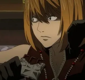 Anime: Jovem de cabelo loiro e olhos arregalados, vestindo luvas pretas, segura um chocolate com expressão intensa.