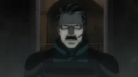 Homem anime sério, de bigode e óculos, com traje tático escuro, olha fixamente. Fundo embaçado, clima sombrio e tenso.