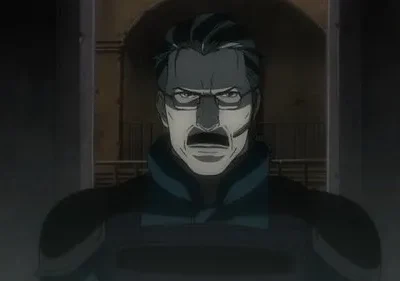 Homem anime sério, de bigode e óculos, com traje tático escuro, olha fixamente. Fundo embaçado, clima sombrio e tenso.